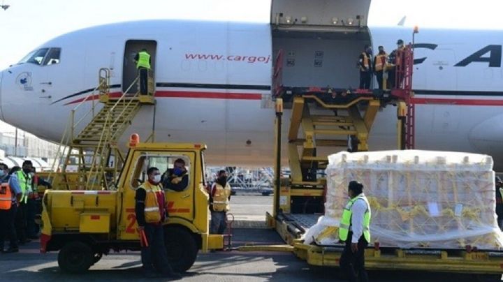 Pfizer: Llega a México más de 300 mil dosis de vacuna anticovid