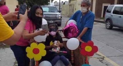 Día del Niño: Abuelito lleva a su nieta en un triciclo a la caravana escolar