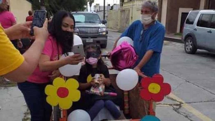 Día del Niño: Abuelito lleva a su nieta en un triciclo a la caravana escolar