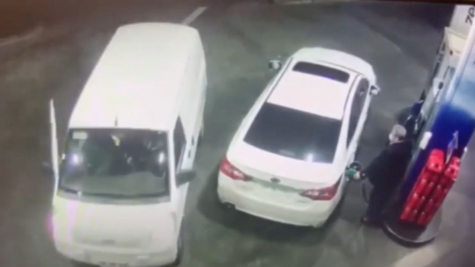 Hombre ataca a ladrones con gasolina