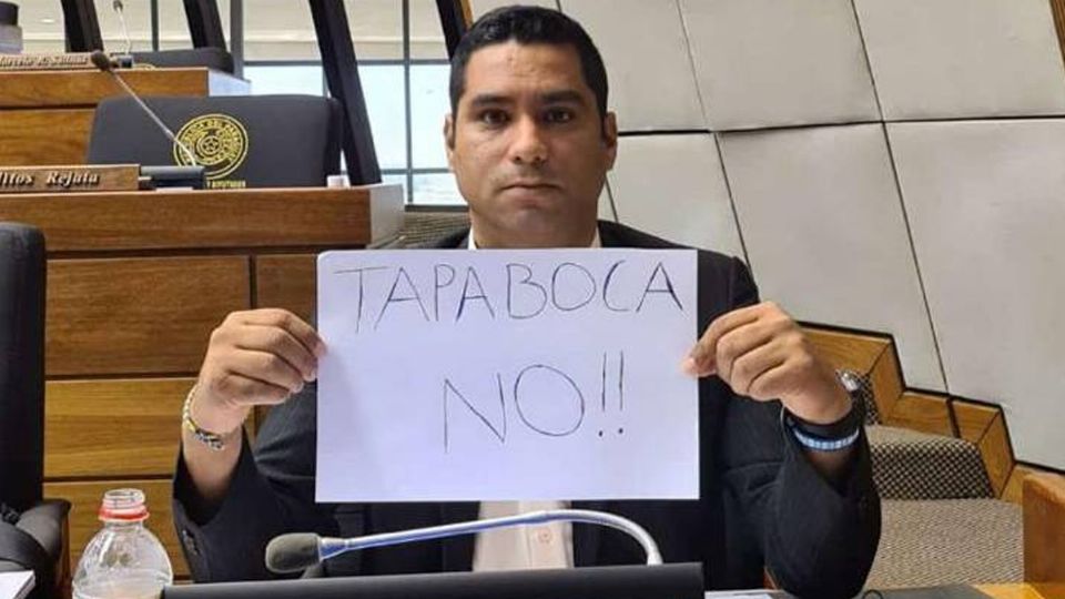 El diputado llegó hasta quemar un cubrebocas en una manifestación