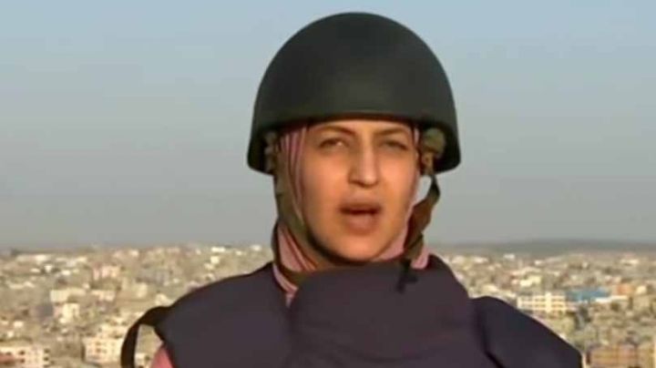 VIDEO: Reportera transmitía en vivo cuando fue testigo de bombardeo a un edificio