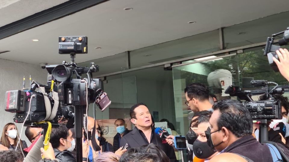 Gustavo Adolfo Infante, saliendo del FGJCDMX.