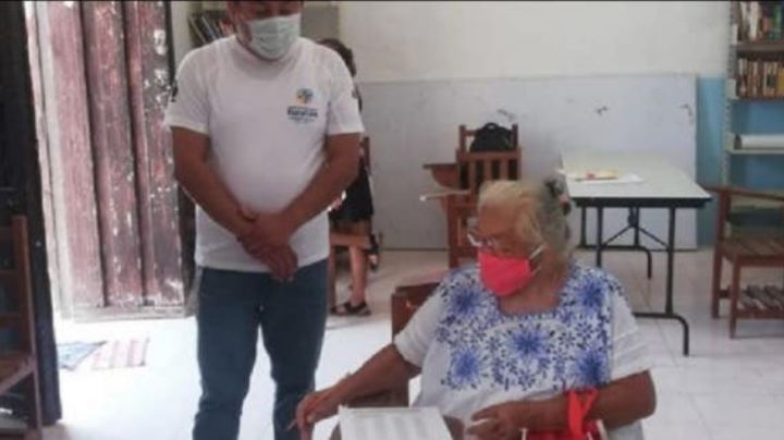 SIN IMPORTAR LA EDAD: Abuelita termina la Primaria a los 71 años, previo al regreso a clases