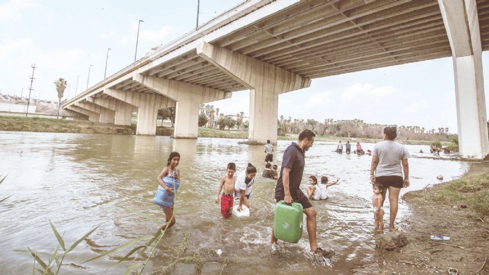 Los ciudadanos, en su desesperación, sacaron agua del río Bravo