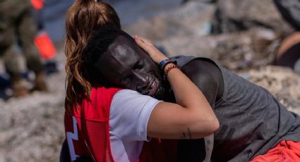 La conmovedora imagen de una voluntaria consolando a un migrante