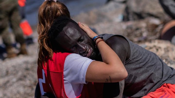 La conmovedora imagen de una voluntaria consolando a un migrante