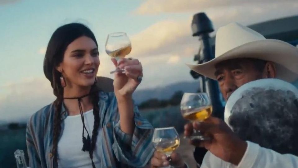 Algunos llaman 'apropiación cultural' la marca de tequila de Kendall Jenner.