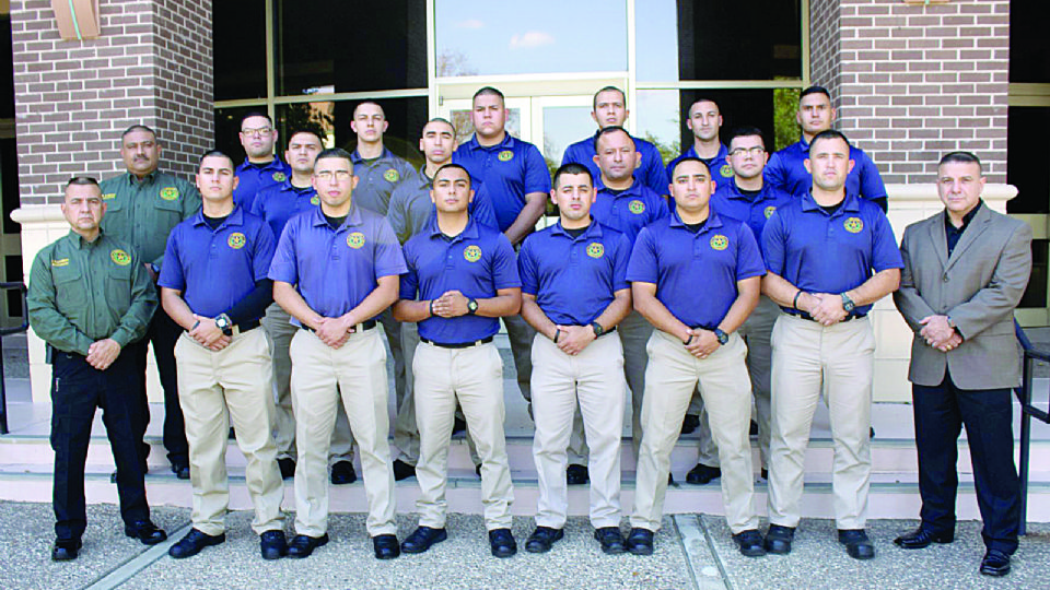 Un total de 16 cadetes graduaron de la Academia de Policía del Colegio de Laredo.