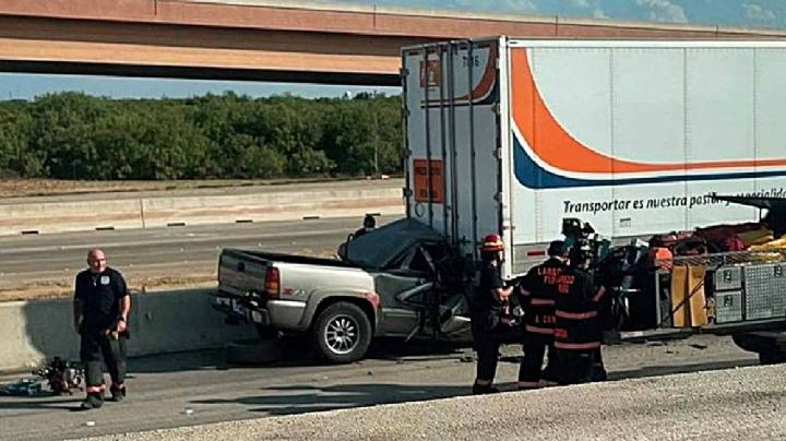 Se incrusta camioneta en parte trasera de un trailer: chofer la libra pero está grave