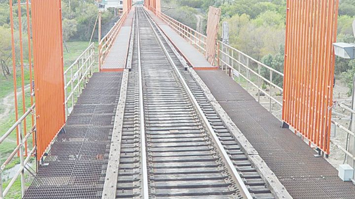 Ven lejano nuevo puente ferroviario en Laredo