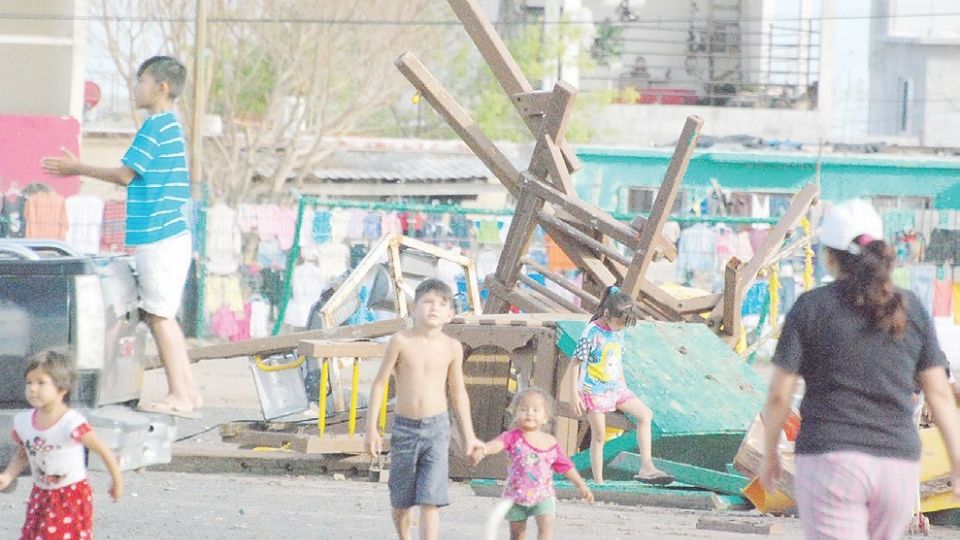 El paso de la tromba dejó incontables destrozos en la ciudad.