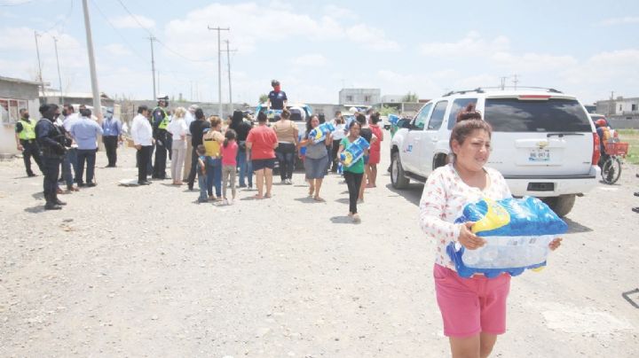 Obligan a entregar botellas con agua donada por ciudadanos de Laredo, Texas