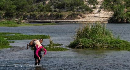 Fotos: Abuelita cruzó el Río Bravo cargada en brazos de otro migrante venezolano