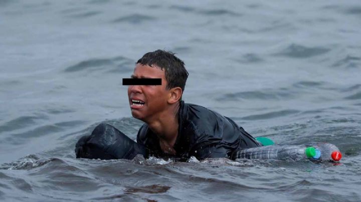 Devuelve España a menor migrante que llegó con salvavidas de botellas de plástico