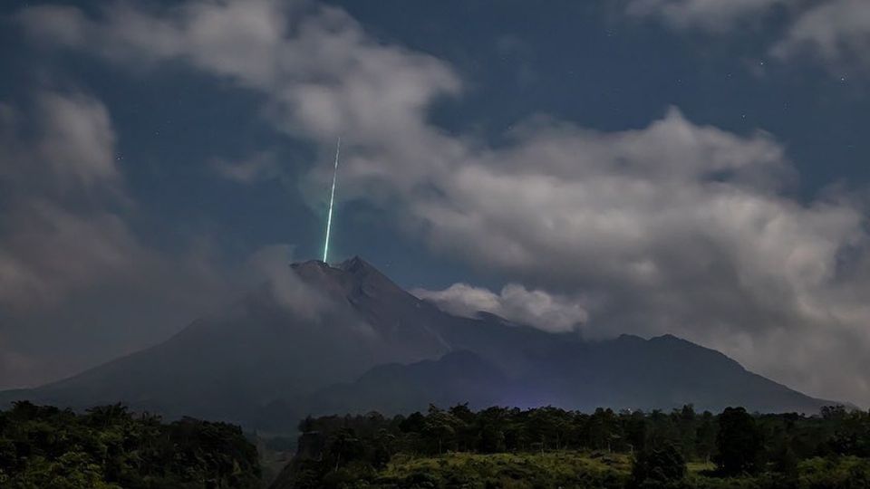 Captan en video a meteorito caer sobre un volcán activo