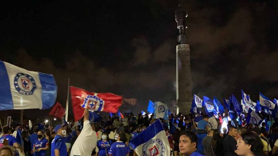 Cientos de afiicionados neolaredenses festejaron a su equipo campeón en ell Monumento a Juárez