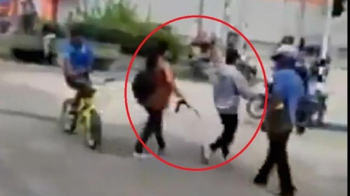 Colombia: Madre saca a su hijo de protesta a "cinturonazos"