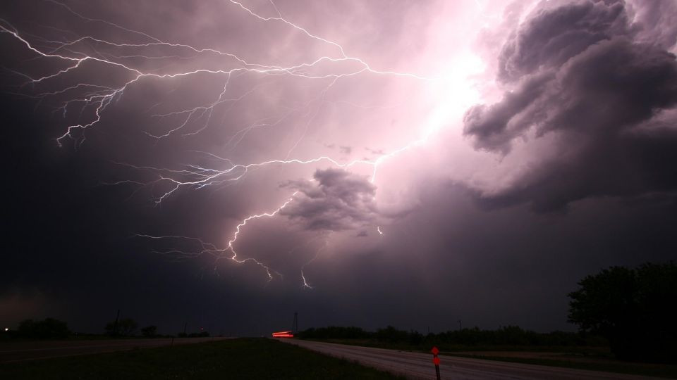 Prevén lluvias con descargas eléctricas y posibilidad de granizo en diversos estados por la formación del ciclón.