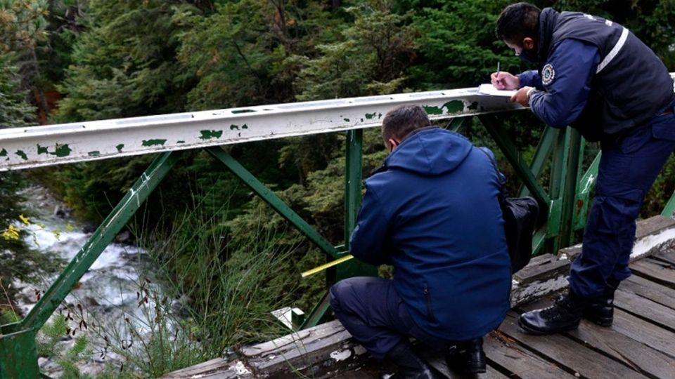 El puente es una vieja construcción de madera de una sola vía vehicular, se encuentra en la ruta provincial 79