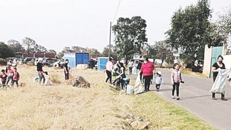 Familias completas salieron a limpiar las calles de Nuevo Laredo, ante la nula respuesta del Ayuntamiento