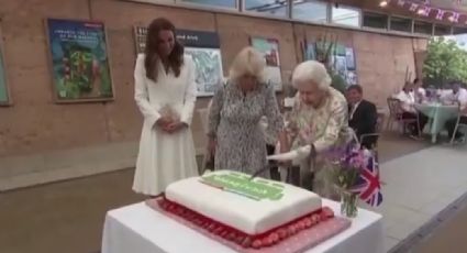 ¡MOMENTO INCÓMODO! La reina Isabel II sorprende al partir pastel con una espada: VIDEO