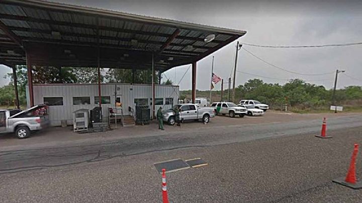 Detienen a soldados con un par de inmigrantes ocultos en la cajuela de su automóvil