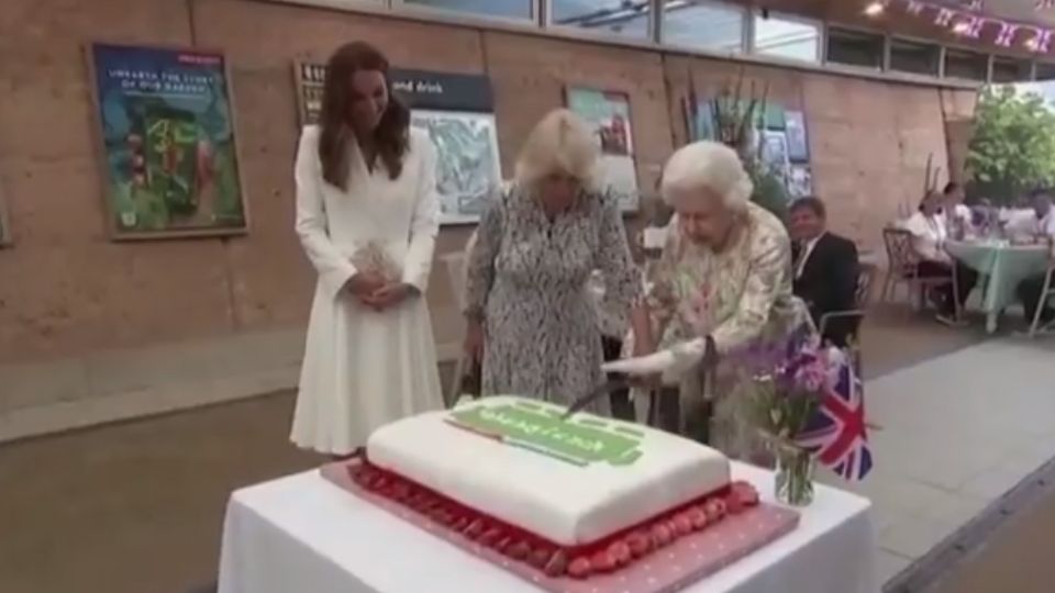 La reina Isabel protagonizó un divertido momento al tomar una espada ceremonial para cortar un pastel.