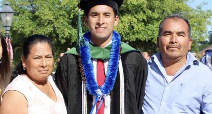 Hijo de migrantes mexicanos se gradúa como médico en Harvard