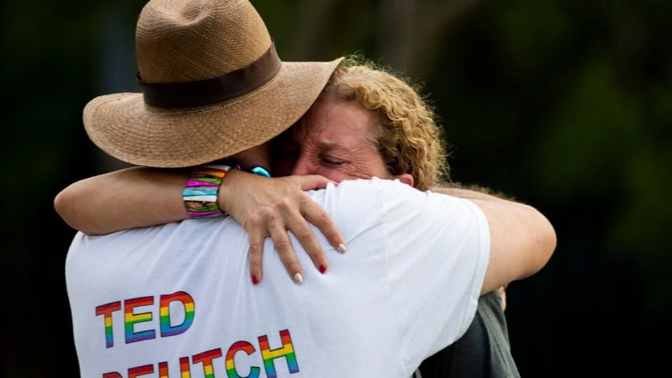 Camión atropella asistentes de Marcha del Orgullo Gay