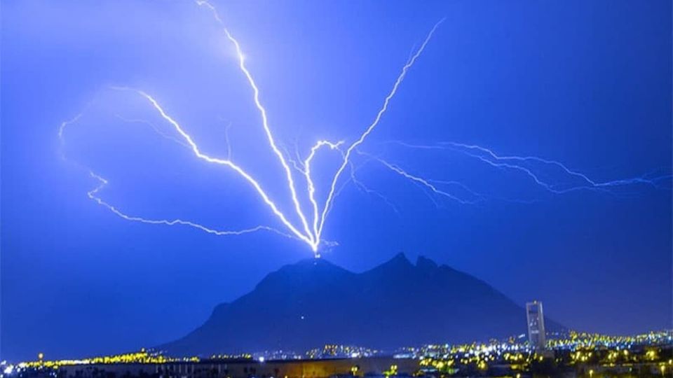 Imagen del Cerro de la Silla en medio de la tormenta en Nuevo León.