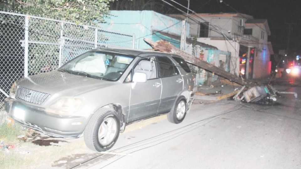 El poste se vino abajo con todo y un transformador