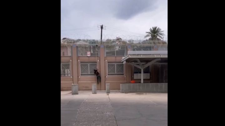 ¡IMPRESIONANTE! Video de migrantes cruzando muro fronterizo en 10 segundos