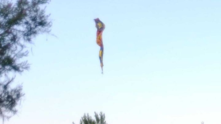 VIDEO: Globo aerostático choca con cables de luz y cae; reportan muertos