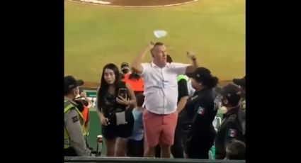 ¡Fuera, fuera! Sacan a hombre de estadio de béisbol por no cumplir con el uso cubrebocas: VIDEO