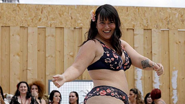 FOTOS / VIDEOS: DESFILAN mujeres REALES en la Torre Eiffel