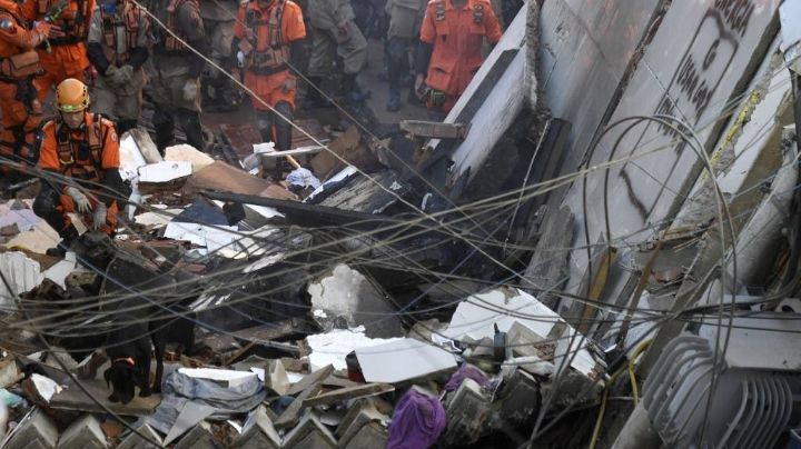 Se desploma edificio de 4 pisos y muere una niña en Río de Janeiro, continúa búsqueda de víctimas