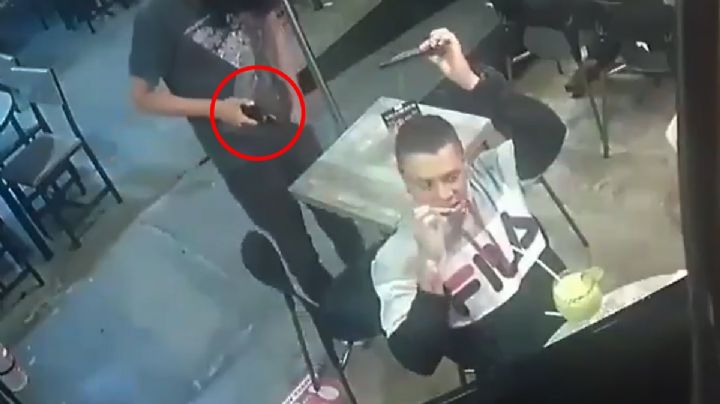 Nuevo León: video de hombre que no dejó de comer alitas durante asalto con pistola