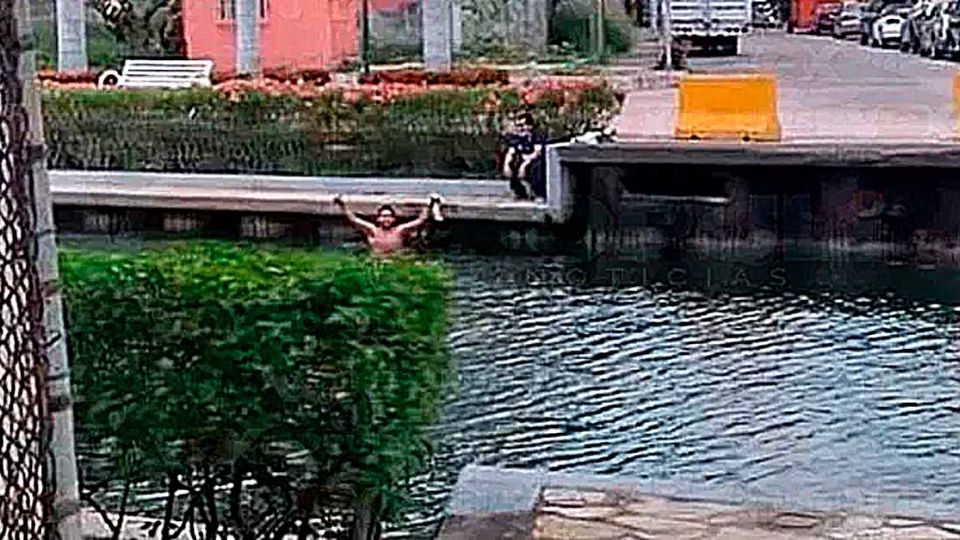 Dos individuos se meten a bañar en un canal en Tampico a metros donde fue el ataque de lagartos a una indigente