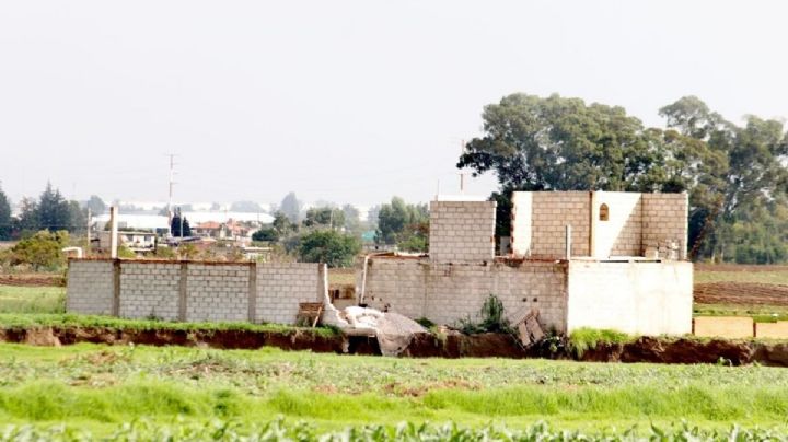 ¡PELIGRO INMINENTE! Socavón de Puebla está a punto de "tragarse" la casa de la familia Sánchez