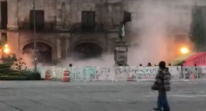 Grupo de feministas prenden fuego a la fachada del Congreso Edomex