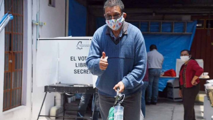 Elecciones en México 2021: Don Pedro fue a votar con todo y oxígeno