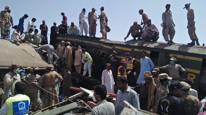Choque de trenes deja más de 40 muertos y decenas de heridos: FOTOS