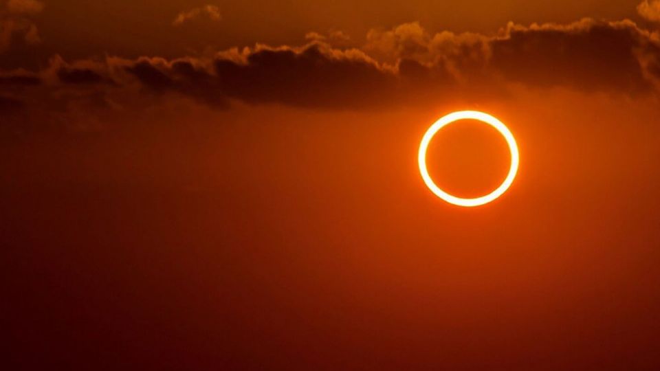 Se trata de un eclipse anular solar también conocido como “anillo de fuego”