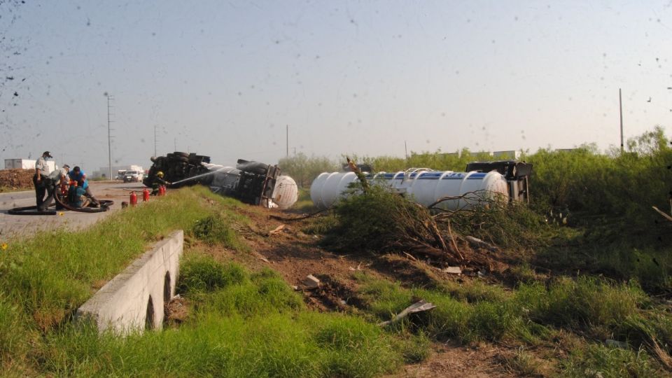 Un tráiler con más de 33 mil litros de combustible volcó en el Libramiento Mex II