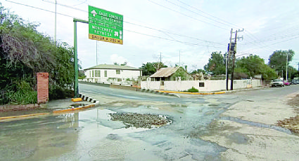 Baches en Nuevo Laredo hacen imposible transitar las vías