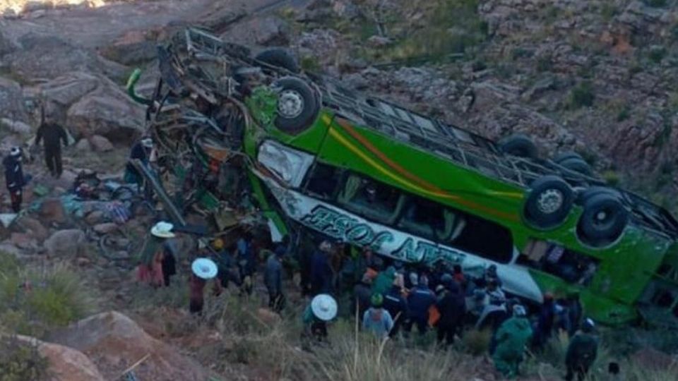 Cae autobús a precipicio de unos 100 metros de profundidad