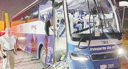 Cafre impacta a un autobús de pasajeros