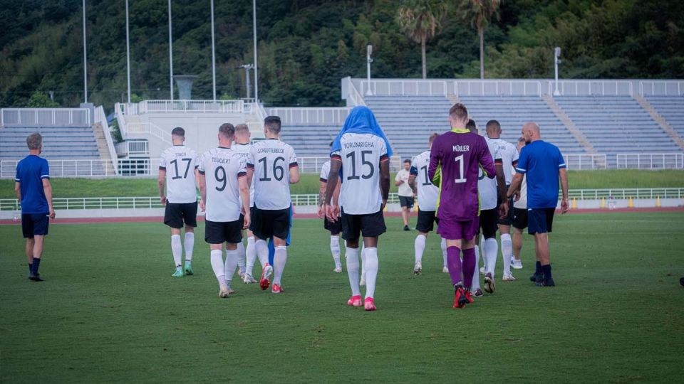 Alemania se retira de la cancha tras recibir insultos racistas de Honduras.