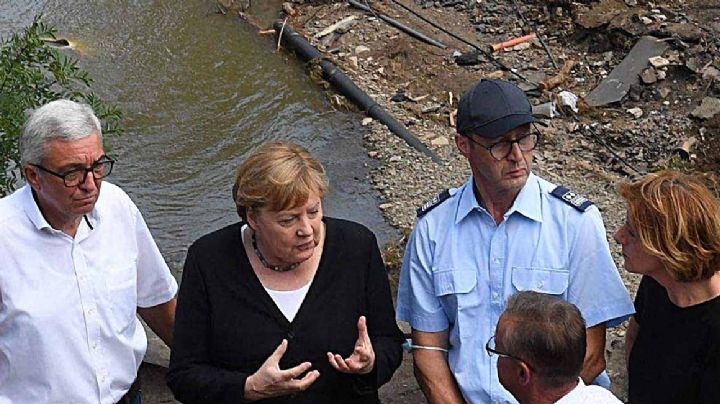 Angela Merkel queda impactada al visitar la zona de inundaciones en Alemania